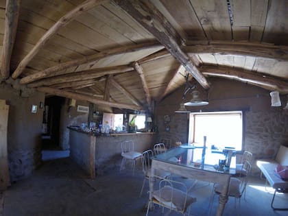 El interior de una casa bioconstruida en Cochinoca, un pueblo de la puna jujeña