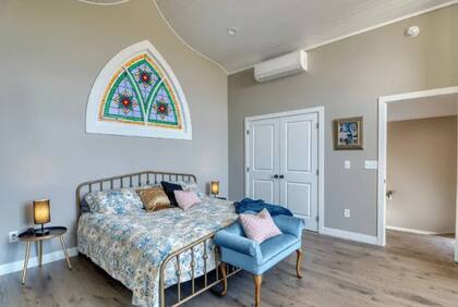 El interior de una de las habitaciones que tiene la capilla
