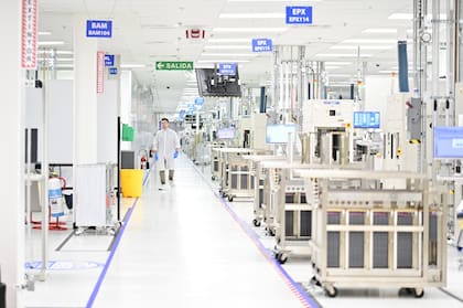 El interior de uno de los pabellones; la planta usa un 99% de energía renovable