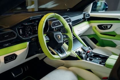 El interior del auto tiene un diseño verde lima y blanco