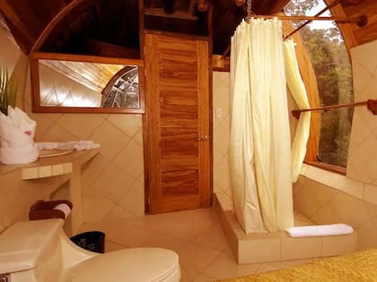 El interior del avión cuenta con dos habitaciones, dos baños, una cocina y área de comedor.