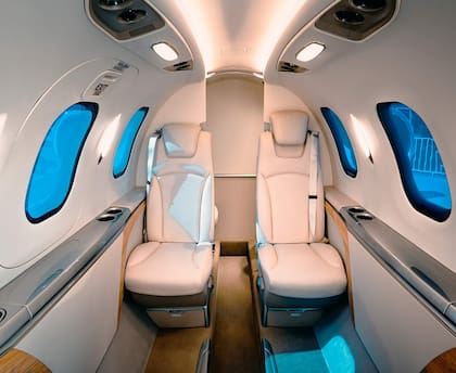 El interior del avión en el que viajó Adorni a Punta del Este