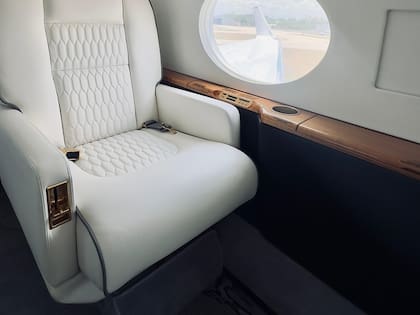 El interior del avión en el que voló Milei a Estados Unidos