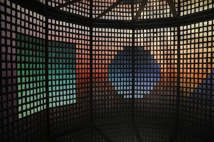 El interior del "Baptisterio de los colores", instalado de forma permanente en la terraza de Arthaus