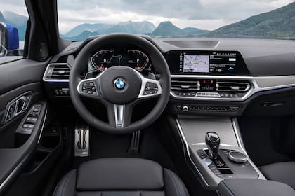 El interior del BMW 330i ahora luce más moderno, pero sin perder la sobriedad
