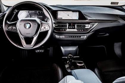 El interior del BMW Serie 1 es moderno, sobrio y digital, porque cuenta con instrumental, pantalla táctil de 8,8”