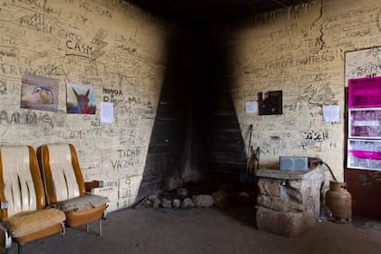 El interior del búnker hoy, con cientos de inscripciones y grafitis en sus paredes