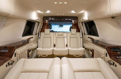 El interior del Cadillac que Tom Brady vende por 300.000 dólares.