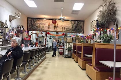 El interior del Chicago Café, el más antiguo de California y EE.UU.