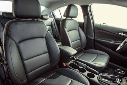 El interior del Cruze 2021 presenta un habitáculo en tonalidad oscura