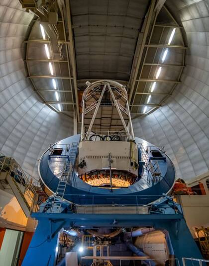 El interior del domo del telescopio Mayall en el Observatorio Kitt Peak.