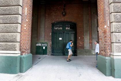 El interior del edificio donde funcionaba la caballeriza presenta signos de deterioro; desde abril comenzará la restauración