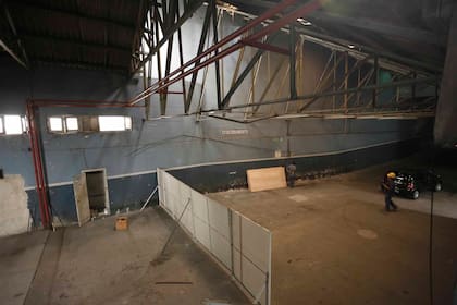 El interior del edificio donde funcionaba la caballeriza presenta signos de deterioro; desde abril comenzará la restauración