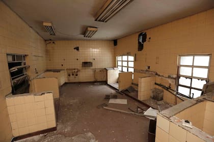El interior del edificio donde funcionaba la caballeriza presenta signos de deterioro; desde abril comenzará la restauración