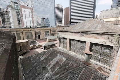 El interior del edificio donde funcionaba la caballeriza presenta signos de deterioro; desde abril comenzará la restauración