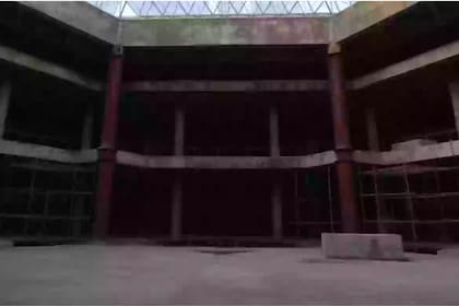 El interior del edificio refleja el abandono del enorme hotel