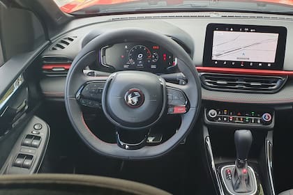 El interior del Fiat Pulse Abarth tiene un look deportivo