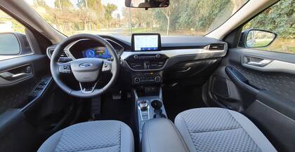 El interior del Ford Kuga Híbrido es sobrio y equipado