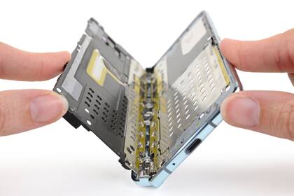 Las dos tapas del Samsung Galaxy Fold estan unidas por un mecanismo de bisagras muy complejo