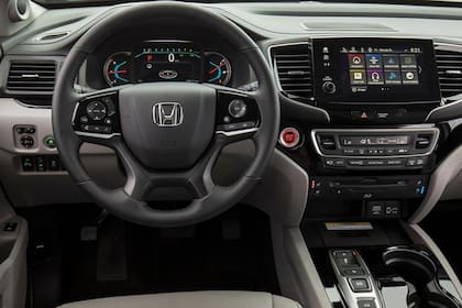 El interior del Honda Pilot luce moderno y sobrio, y cuenta con gran equipamiento