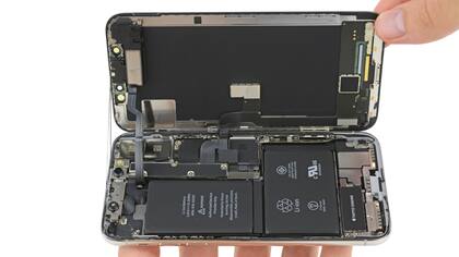 Apple ha sido criticada por la dificultad para reciclar sus celulares o extraer los componentes de los mismos a través de la llamada "minería electrónica"