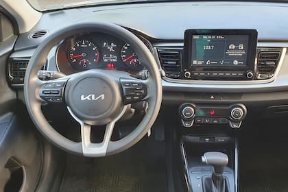 El interior del Kia Rio está completamente equipado y luce moderno