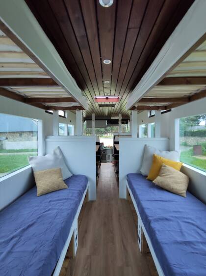 El interior del Magic Bus, con todas las comodidades