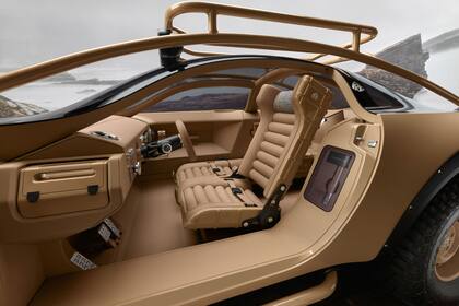 El interior del Mercedes Maybach Virgil Abloh: las butacas parecen medias maletas, tiene un hacha en el parante de la puerta y una caja de herramientas en el extremo de la consola