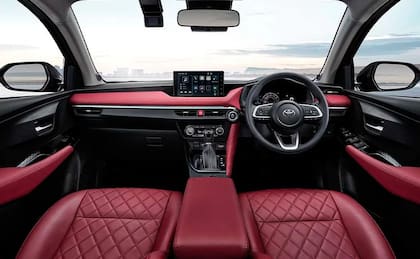 El interior del modelo cuenta con una pantalla flotante de nueve pulgadas.