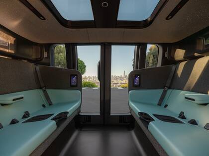 El interior del modelo está adaptado para ir trabajando o cargando el celular en el viaje