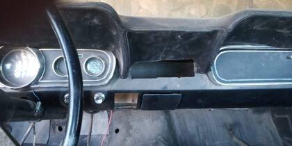 El interior del Mustang durante la restauración