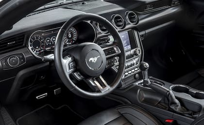 El interior del Mustang Mach 1 tiene una estética inspirada en las cabinas de mando de los aviones