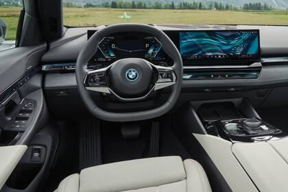 El interior del nuevo BMW Serie 5 está dominado por las pantallas