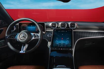 El interior del nuevo Mercedes-Benz C 300 AMG-Line luce futurista