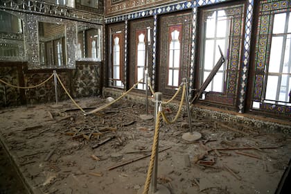 El interior del Palacio de Golestán tras el impacto de un misil en las cercanías