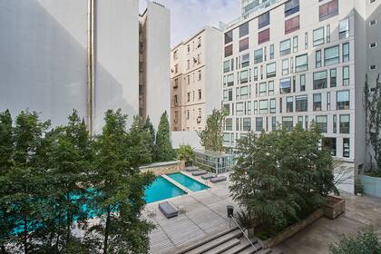 El interior del proyecto Bellini con pileta y verde