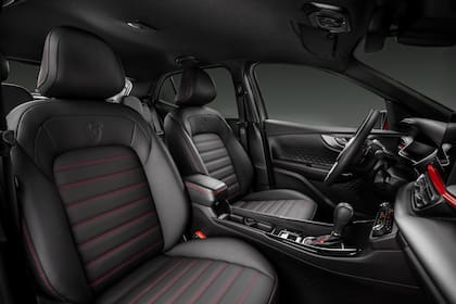El interior del Pulse Abarth, con detalles exclusivos y costuras rojas