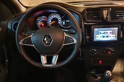 El interior del Renault Stepway CAB luce detalles en azul y una correcta calidad de materiales y terminaciones
