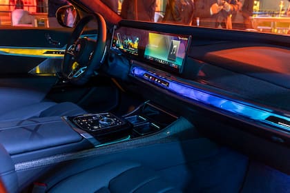 El interior del Serie 7 redefine el confort: asientos reclinables, materiales nobles y una experiencia multisensorial a bordo.