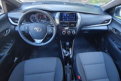 El interior del Toyota Yaris es sobrio y con un equipamiento correcto