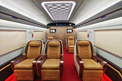 El interior del tren cuenta con asientos de vanguardia
