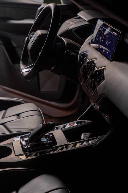El interior del vehículo se caracteriza por su estética refinada y una cuidadosa selección de materiales.