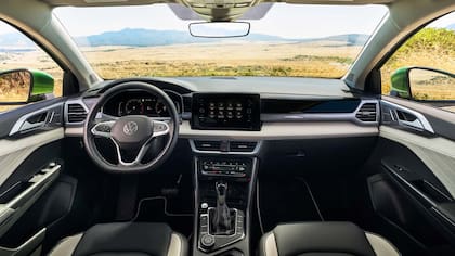 El interior del Volkswagen Taos sumó una pantalla multimedia de 8 pulgadas