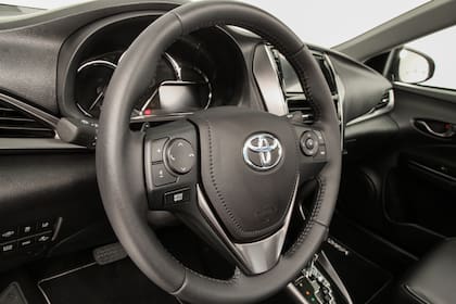 El interior del Yaris cuenta con una pantalla multimedia de 7″