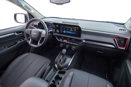 El interior destaca por apliques en rojo