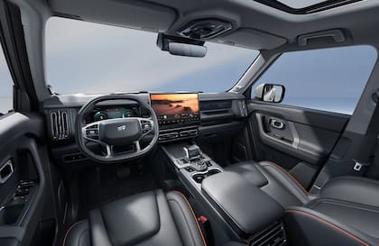 El interior destaca por una pantalla central de 15,6″ compatible con Android Auto y Apple CarPlay