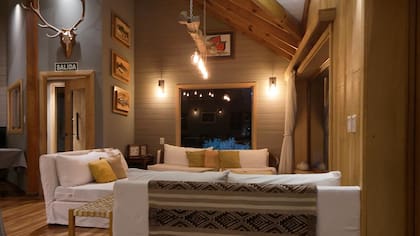 El interior el lodge es muy cálido y tiene ventanales que conectan con el entorno
