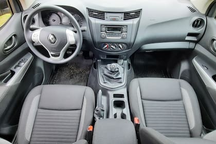 El interior es modesto, sin lujos ni detalles llamativos; el equipamiento es el justo y necesario