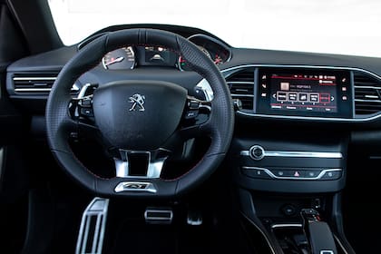 El interior es muy cómodo y se basa en el entorno de conducción i-Cockpit; además tiene gran equipamiento