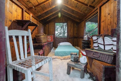 El interior está acondicionado para dormir y vivir una experiencia más campestre.